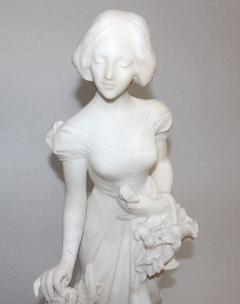 Grande Scultura in Alabastro "Ragazza con cesto di fiori" - 1900