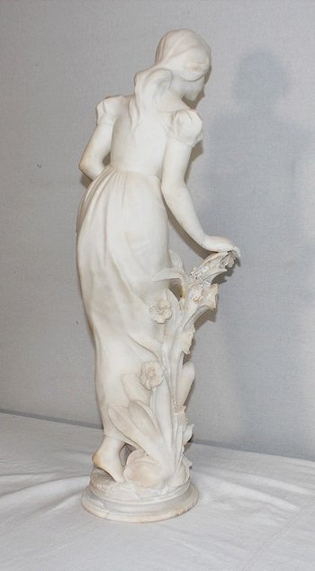 Grande Scultura in Alabastro "Ragazza con cesto di fiori" - 1900