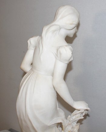 Grande Scultura in Alabastro "Ragazza con cesto di fiori" - 1900