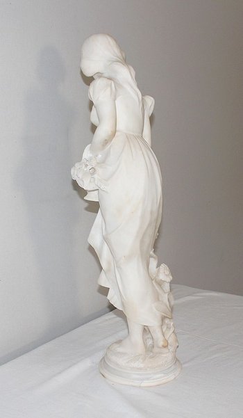 Grande Scultura in Alabastro "Ragazza con cesto di fiori" - 1900