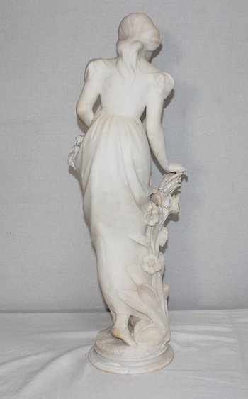 Grande Scultura in Alabastro "Ragazza con cesto di fiori" - 1900