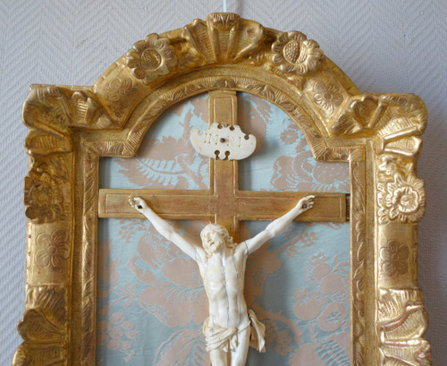 Large Ivory Christ, Louis XIV Regency - Early 18th Century Giltwood Frame