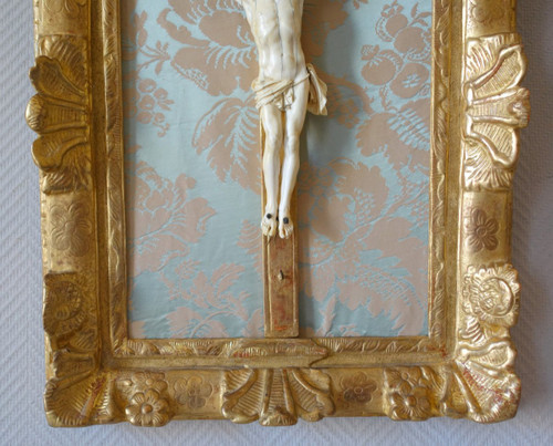 Large Ivory Christ, Louis XIV Regency - Early 18th Century Giltwood Frame