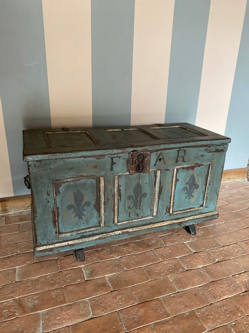 18th Century Patina Wedding Chest With Small Salt Boxes