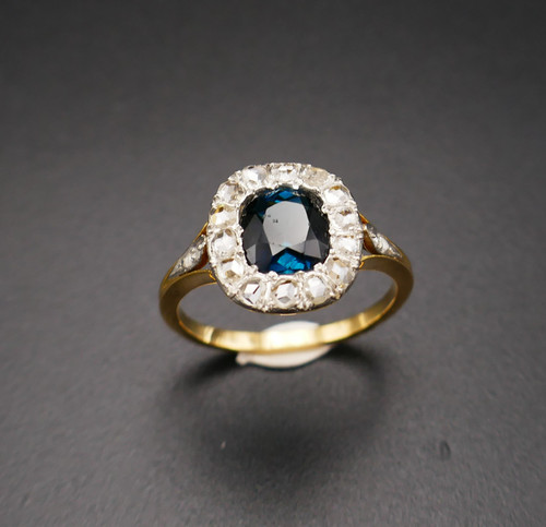 Ring verziert mit einem Saphir im Rosenschliff und Diamanten, Gold und Platin.