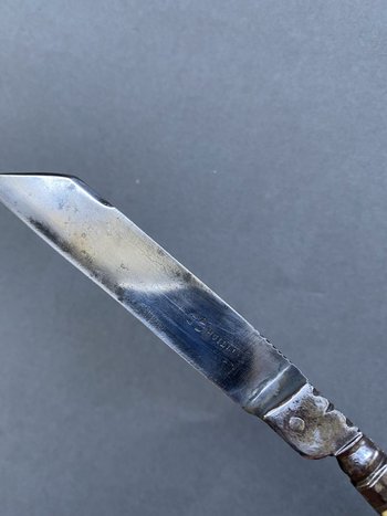 Elegante COLTELLO PIEGHEVOLE di Huillier Lama dritta in acciaio con un bordo, appoggio caratteristico