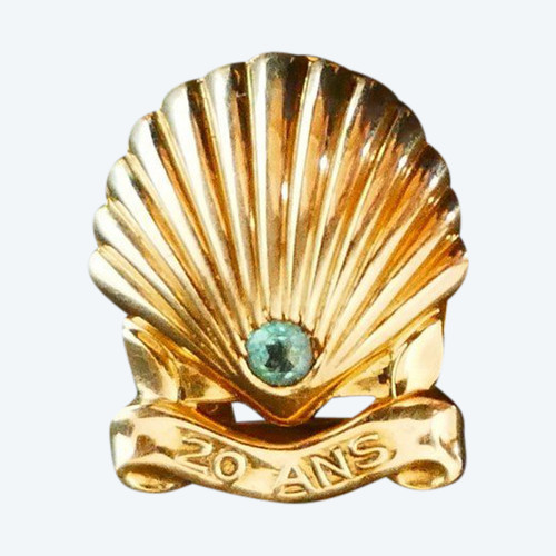 Cartier Boutonniere Scallop Shell 18K Gold And Emerald.