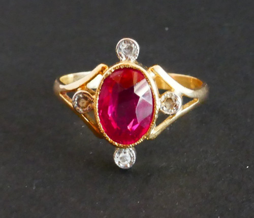 Jugendstil-Ring aus rotem Stein und Diamant, 18 Karat Gelbgold.