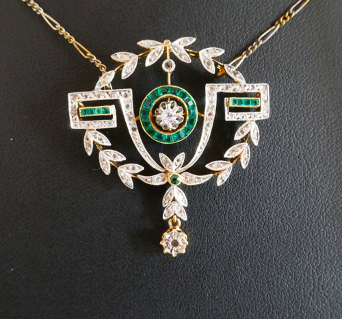 Halskette Art Deco-Anhänger mit kalibrierten Smaragden und Diamanten.