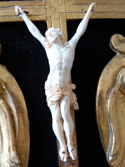 Christ En Ivoire à Riche Cadre Rocaille En Bois Doré, Provence époque Louis XV Mi 18e Siècle