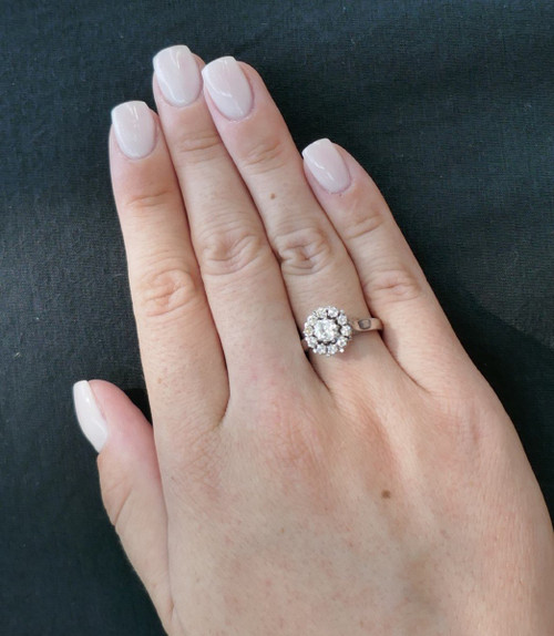 Marguerite ring, 1 carat diamonds, 18-carat white gold.