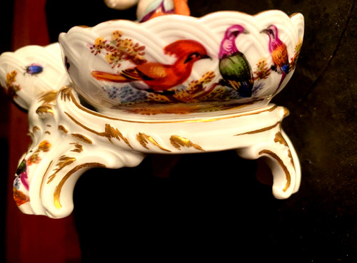 Very beautiful pair of 18th century Berlin porcelain salt cellars with decorated cherubs and double buckets