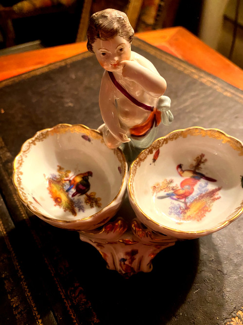 Very beautiful pair of 18th century Berlin porcelain salt cellars with decorated cherubs and double buckets