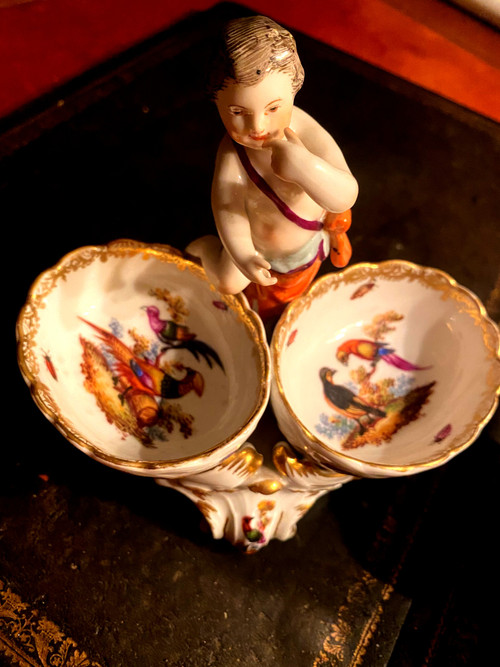 Very beautiful pair of 18th century Berlin porcelain salt cellars with decorated cherubs and double buckets