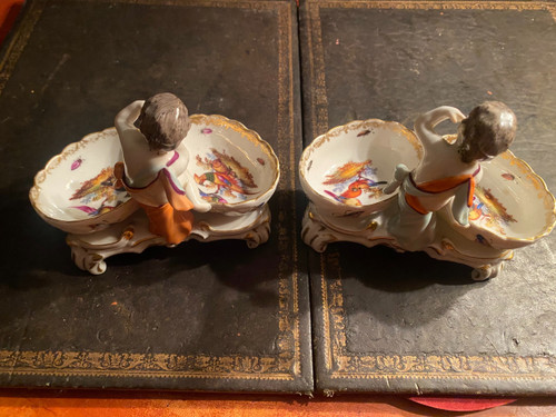 Very beautiful pair of 18th century Berlin porcelain salt cellars with decorated cherubs and double buckets