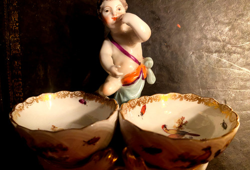 Very beautiful pair of 18th century Berlin porcelain salt cellars with decorated cherubs and double buckets