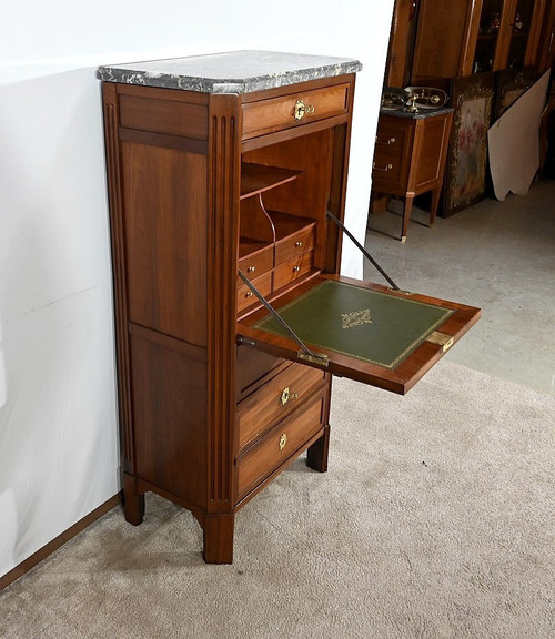 Beautiful Restoration sideboard in burl mahogany, equipped with two large doors. Their central part is in veneer developed with an open book. This is highlighted by half-round sticks forming a frame. The original brass “up and down” lock is in working order. It is accompanied by an entry which highlights the passage of the later key. Inside we find an adjustable oak shelf on racks. The singing is mahogany. It is possible to add other