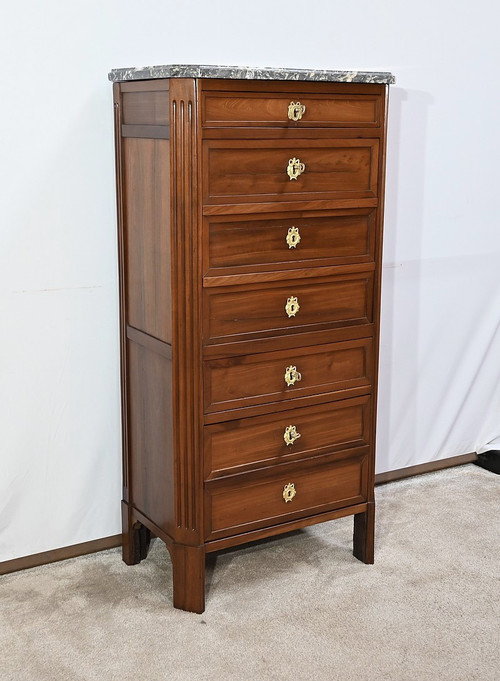 Beautiful Restoration sideboard in burl mahogany, equipped with two large doors. Their central part is in veneer developed with an open book. This is highlighted by half-round sticks forming a frame. The original brass “up and down” lock is in working order. It is accompanied by an entry which highlights the passage of the later key. Inside we find an adjustable oak shelf on racks. The singing is mahogany. It is possible to add other