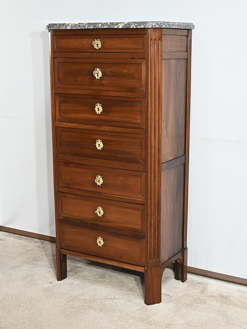 Beautiful Restoration sideboard in burl mahogany, equipped with two large doors. Their central part is in veneer developed with an open book. This is highlighted by half-round sticks forming a frame. The original brass “up and down” lock is in working order. It is accompanied by an entry which highlights the passage of the later key. Inside we find an adjustable oak shelf on racks. The singing is mahogany. It is possible to add other