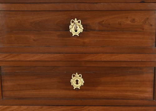 Beautiful Restoration sideboard in burl mahogany, equipped with two large doors. Their central part is in veneer developed with an open book. This is highlighted by half-round sticks forming a frame. The original brass “up and down” lock is in working order. It is accompanied by an entry which highlights the passage of the later key. Inside we find an adjustable oak shelf on racks. The singing is mahogany. It is possible to add other