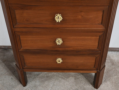 Beautiful Restoration sideboard in burl mahogany, equipped with two large doors. Their central part is in veneer developed with an open book. This is highlighted by half-round sticks forming a frame. The original brass “up and down” lock is in working order. It is accompanied by an entry which highlights the passage of the later key. Inside we find an adjustable oak shelf on racks. The singing is mahogany. It is possible to add other