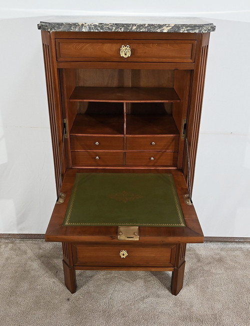 Beautiful Restoration sideboard in burl mahogany, equipped with two large doors. Their central part is in veneer developed with an open book. This is highlighted by half-round sticks forming a frame. The original brass “up and down” lock is in working order. It is accompanied by an entry which highlights the passage of the later key. Inside we find an adjustable oak shelf on racks. The singing is mahogany. It is possible to add other