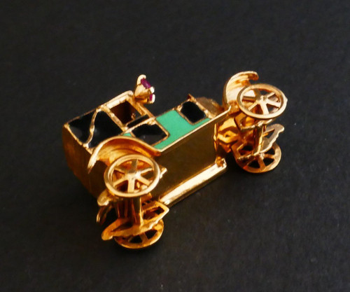 Breloque Voiture émaillée, Or 18 Carats.