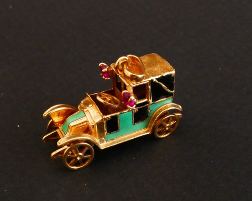 Breloque Voiture émaillée, Or 18 Carats.