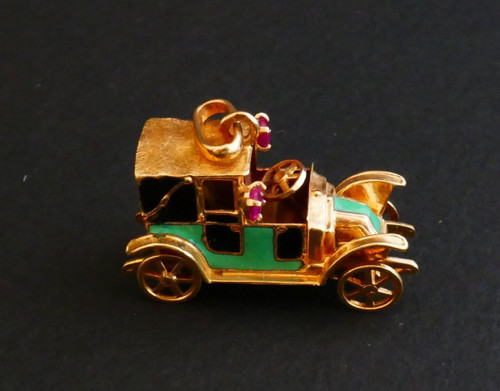 Breloque Voiture émaillée, Or 18 Carats.