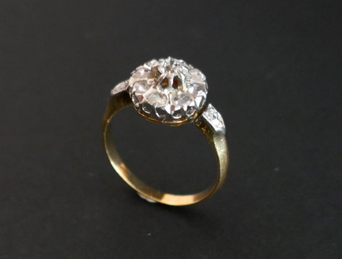 Bague Ancienne Marguerite Sertie d'Un Diamant Taille Ancienne Et Diamants Taille Rose.