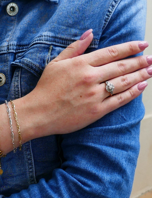 Bague Ancienne Marguerite Sertie d'Un Diamant Taille Ancienne Et Diamants Taille Rose.