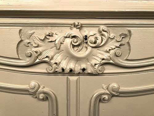 Credenza bassa in stile rocaille in legno laccato color crema, epoca 1900 circa