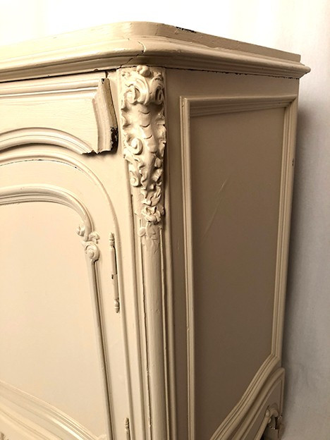 Credenza bassa in stile rocaille in legno laccato color crema, epoca 1900 circa