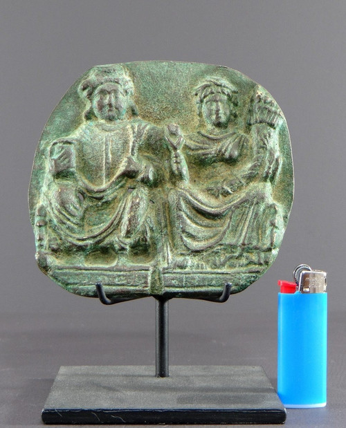 Gandhara, I-III secolo, grande placca di bronzo decorata in rilievo con Panchika e Hariti.