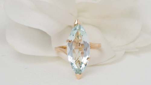 Vintage ring in yellow gold and aquamarine