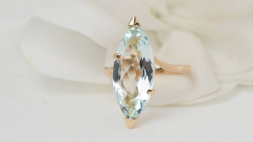 Vintage ring in yellow gold and aquamarine