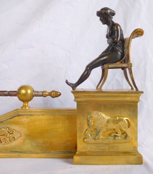 Barre De Cheminée Aux Etrusques d'époque Empire En Bronze Doré, Dans Le Goût De Claude Galle