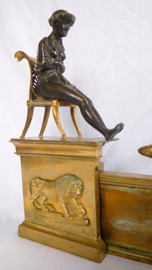 Barre De Cheminée Aux Etrusques d'époque Empire En Bronze Doré, Dans Le Goût De Claude Galle