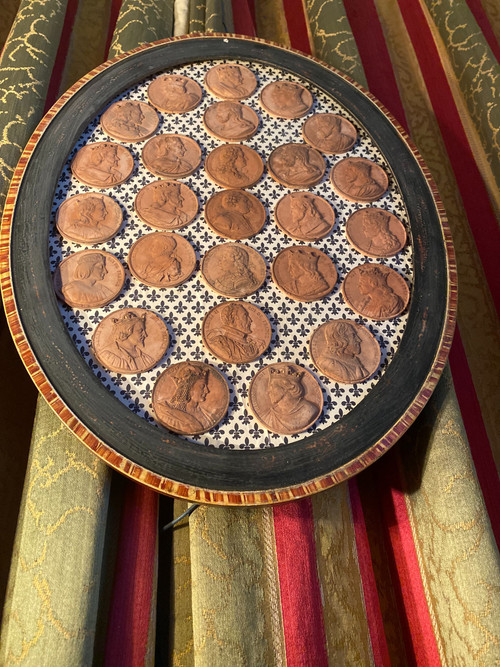  Large oval frame with representation in terracotta medallions of the oldest Kings up to the descendants of "Louis XVI"