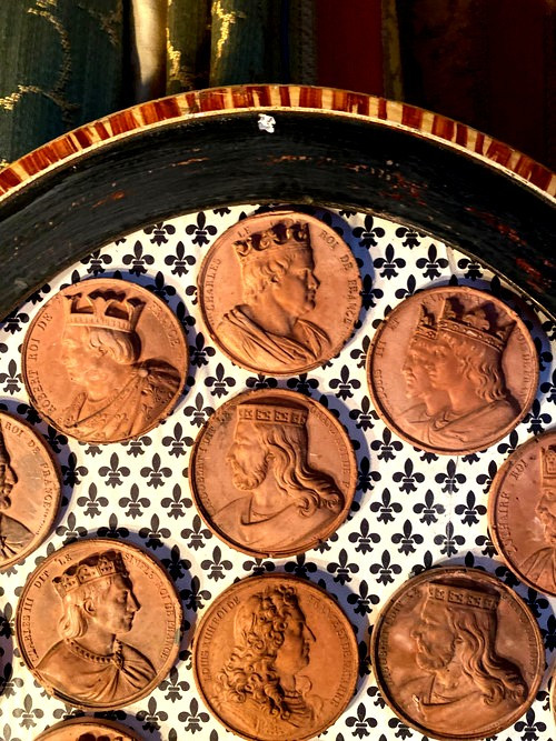  Large oval frame with representation in terracotta medallions of the oldest Kings up to the descendants of "Louis XVI"