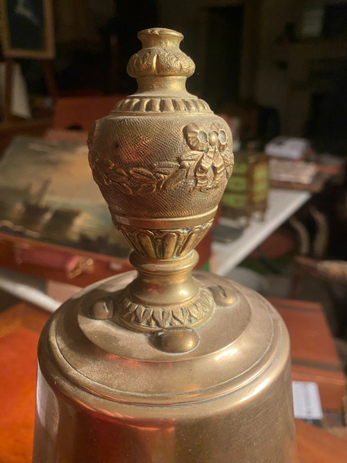 Important 19th century polished bronze and carved oak table call bell for assembly, court or palace or Grand Restaurant.