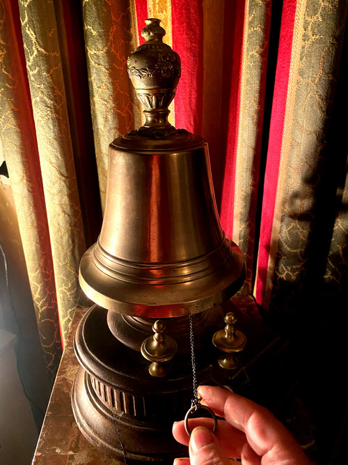 Important 19th century polished bronze and carved oak table call bell for assembly, court or palace or Grand Restaurant.