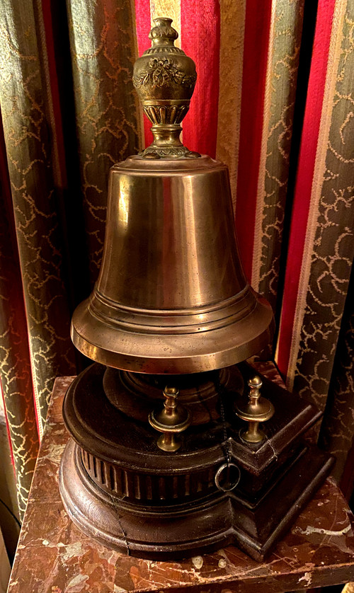 Important 19th century polished bronze and carved oak table call bell for assembly, court or palace or Grand Restaurant.