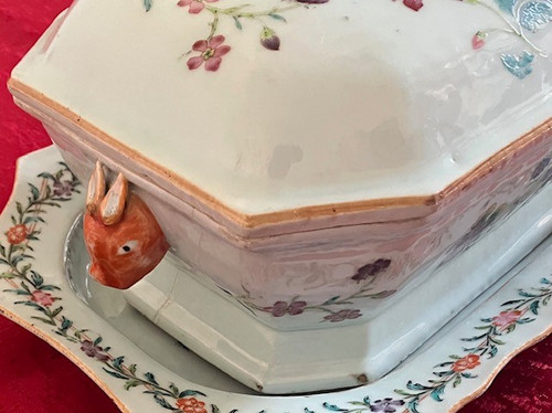 Ravissante terrine en porcelaine de la Compagnie des Indes, famille Rose d'époque Qianlong vers 1760