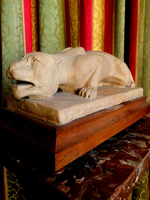 Lion et  lionne en terre meuble d'Atelier , projet de gargouilles  par Geoffroy ,  un suiveur de Viollet-le -Duc , d'époque 19ème