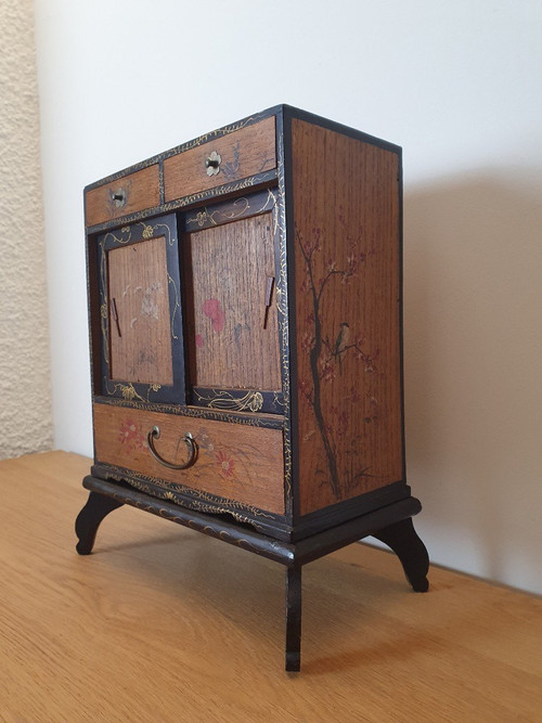 Japon , Petit Cabinet , Bois Et Laque , Début XX°.