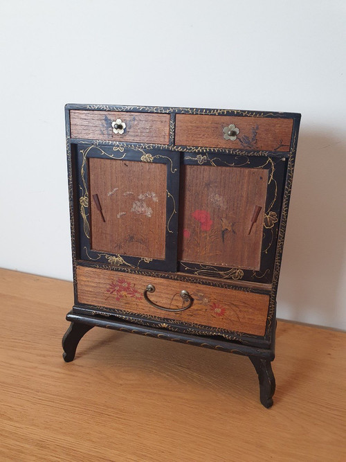 Japon , Petit Cabinet , Bois Et Laque , Début XX°.