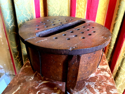 Popular art that this round foot heater box in walnut (feet) and sycamore (tray) twisted work of the feet