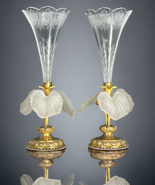 PAIR OF CORNET-SHAPED SOLIFLORAS WITH FLOWERS IN OPAQUE GLASS PASTE