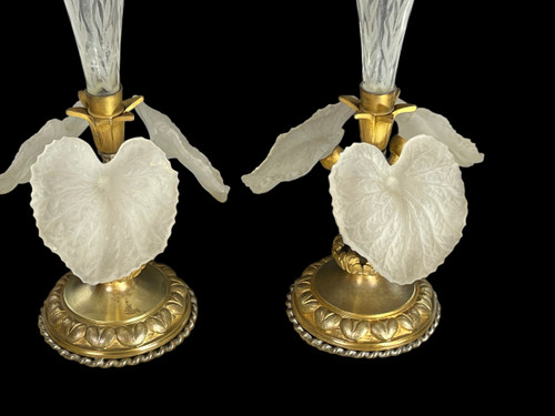 PAIR OF CORNET-SHAPED SOLIFLORAS WITH FLOWERS IN OPAQUE GLASS PASTE